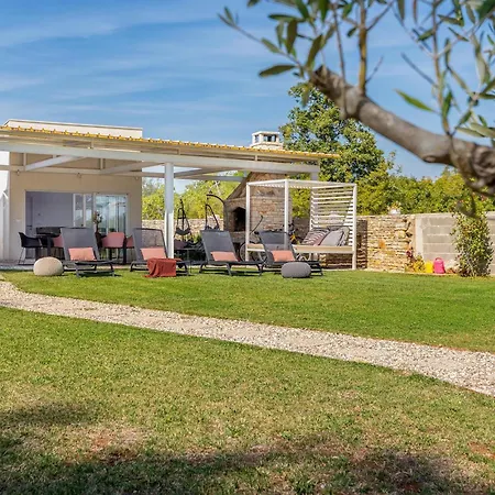 Holiday home Shimunelka Peroj